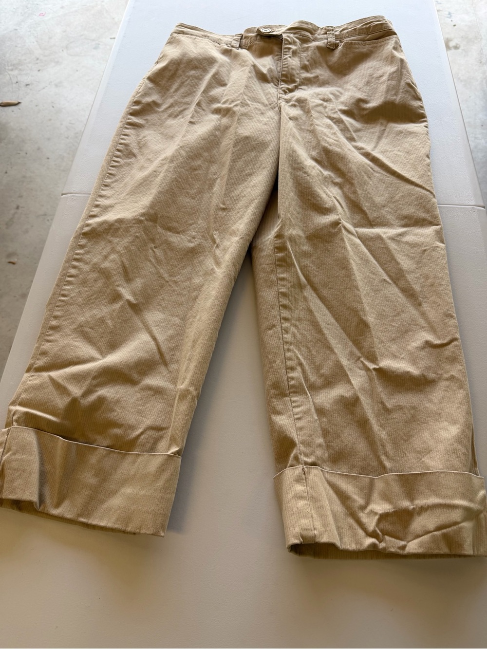 Woman’s Gloria Vanderbilt  Classic Khaki cropped Pants - Size 10